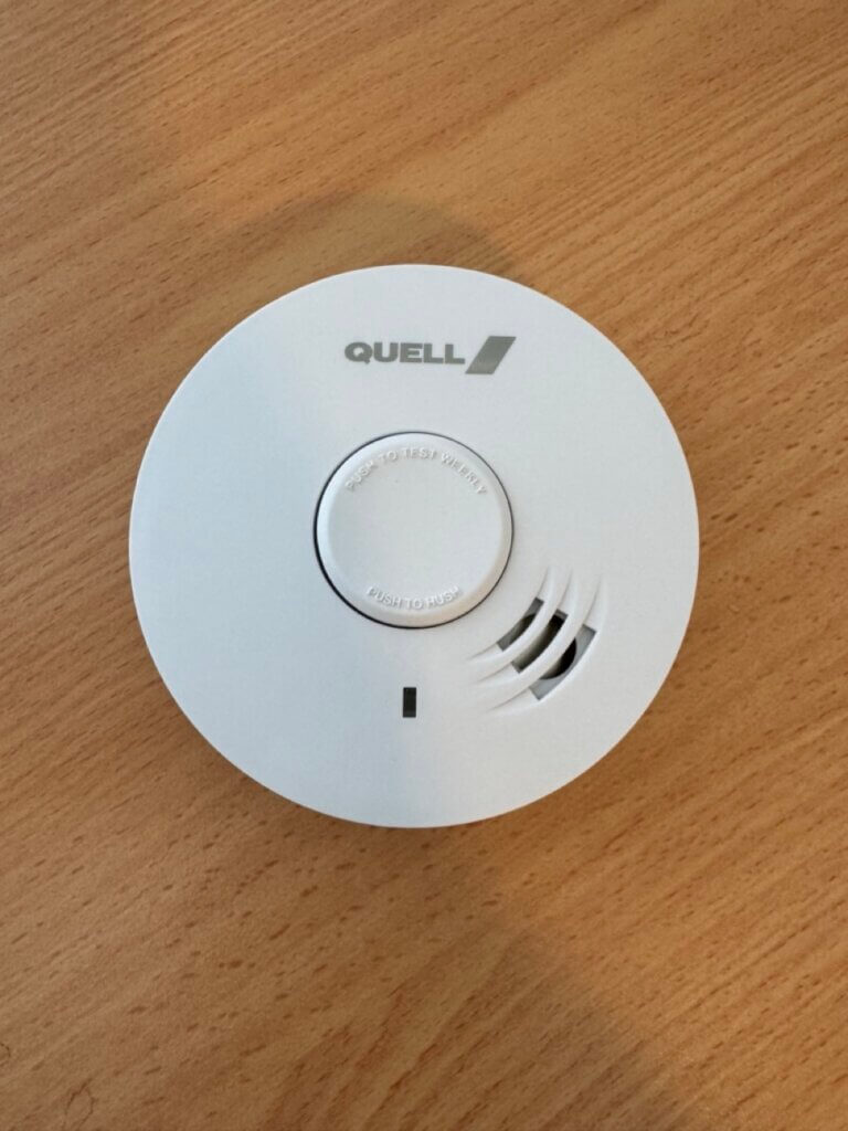 Quell photoelectric smoke alarm with central test button